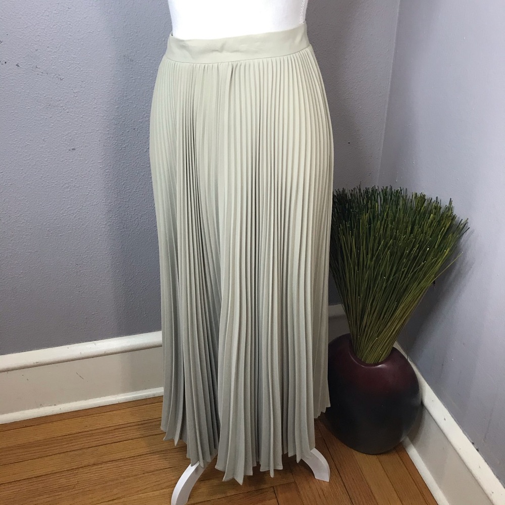 Liz Claiborne pleated skirt sz 8